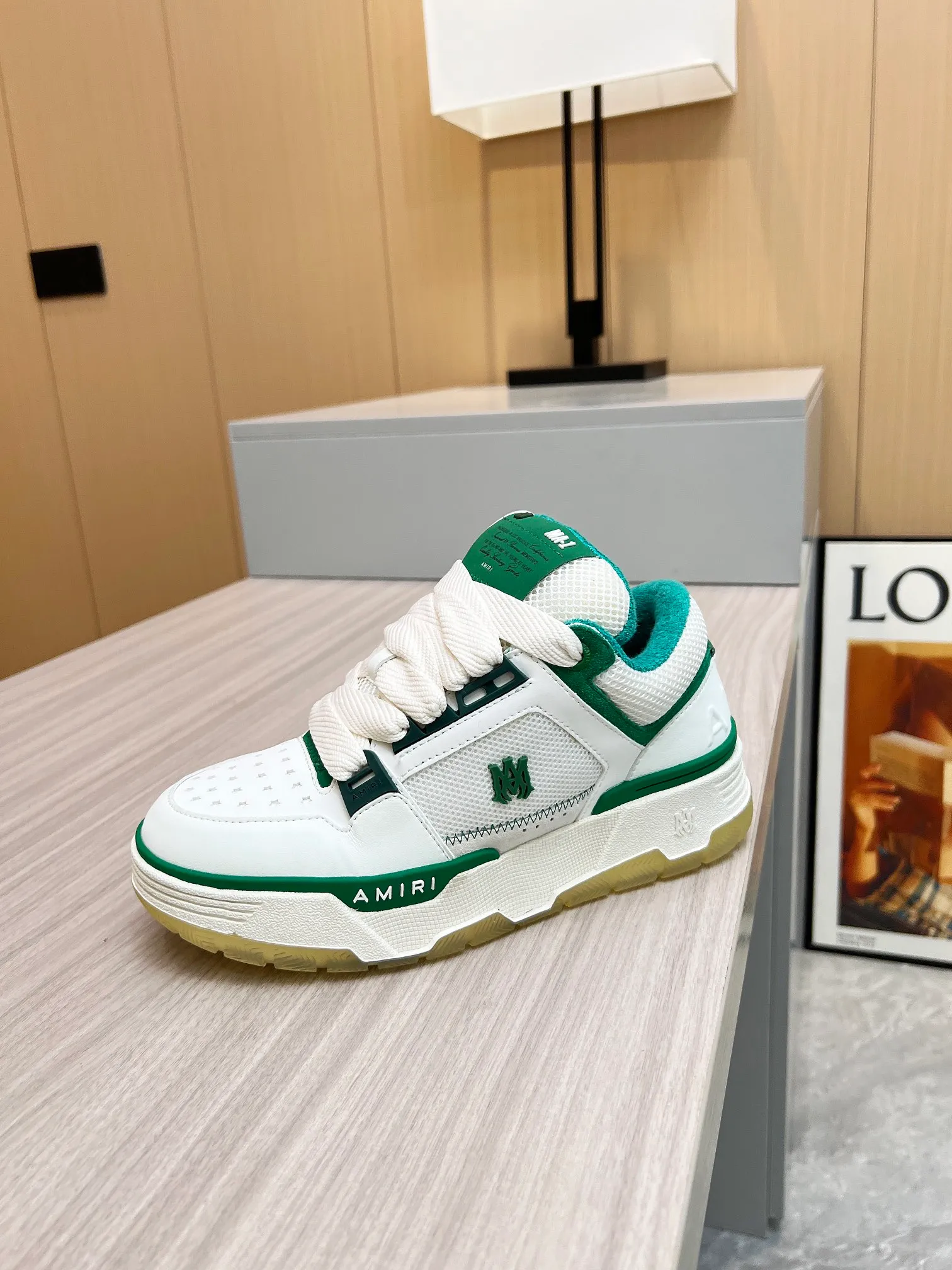 p620💰Men's shoes Amiri Emile's 2023 spring and summer new MA-1 bread shoes, couple models, casual sports shoes, sneakers Amiri gave up the rock punk style in the new season and used a large number of unsaturated colors, Morandi tones, whether you see or wear them, it will make people very happy. The large tongue of the bread shoes continues, shortens the length of the shoe body, thickens the midsole, and the toe part is more rounded. Amiri's brand letters and MA logo appear on the side of the shoe. Fabric: Original customized imported first-layer cowhide + mesh. Lining: Original customized breathable towel lining. Outsole. Foam combination material. Bottom thickness: 4CM. Size: Men's 39-45